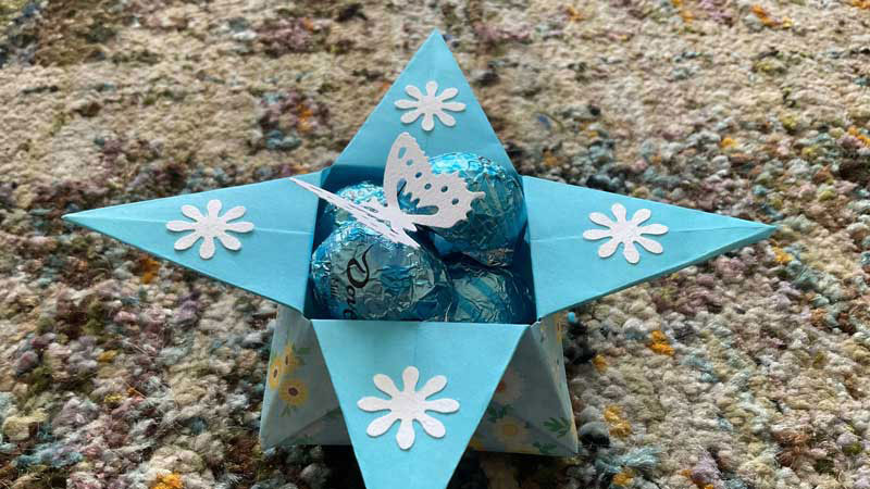 Doug Kenner used origami techniques to create star boxes, in which he placed chocolates.